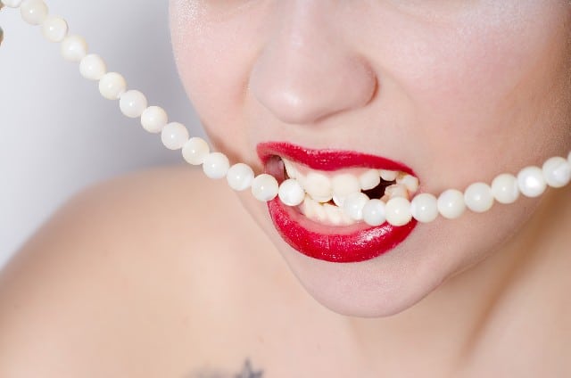 真珠を噛む女性