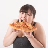 食べ過ぎの女性
