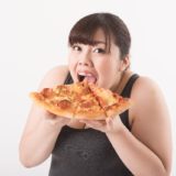 食べ過ぎの女性