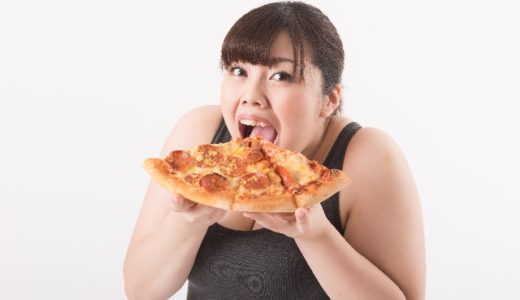 食べ過ぎは便秘の原因に！胃下垂やポッコリお腹まで、、、
